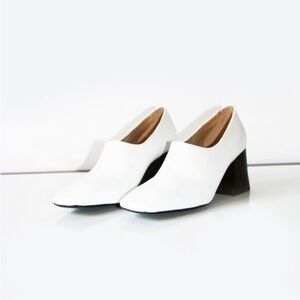 New Suzanne Rae White Leather Pumps